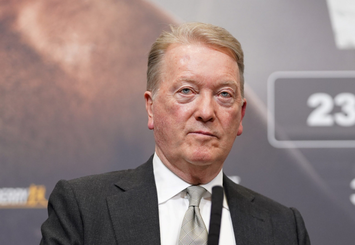 Фрэнк Уоррен уверен, что Даниэль Дюбуа проводит поединок с Усиком «в нужный момент»