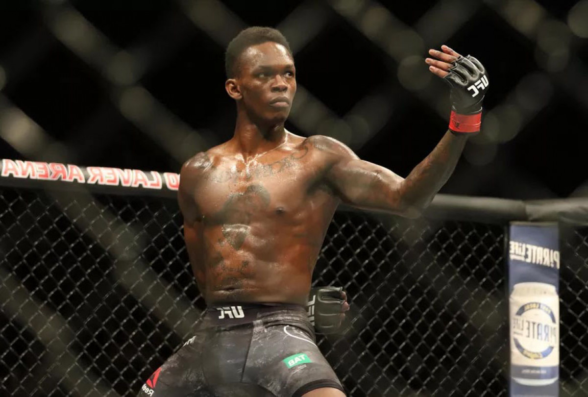 Исраэль Адесанья: «Алекс Волкановски финиширует Махачева на UFC 294»