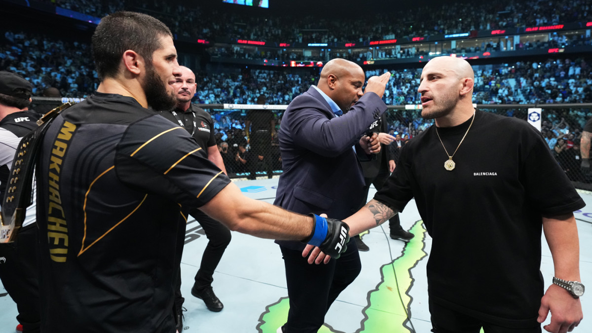 Александр Волкановски уверен, что может защищать два пояса UFC