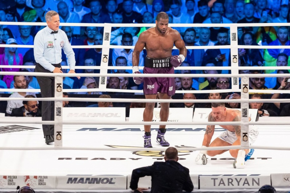 Александр Усик нечестно продолжил бой с Даниэлем Дюбуа