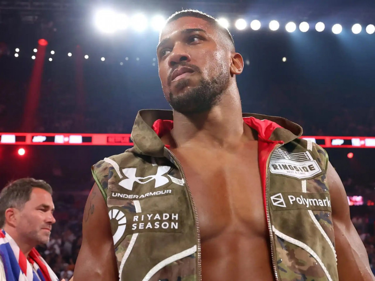 Промоутер Энтони Джошуа дал понять, что точку в вопросе карьеры супертяжа поставит только сам боксер