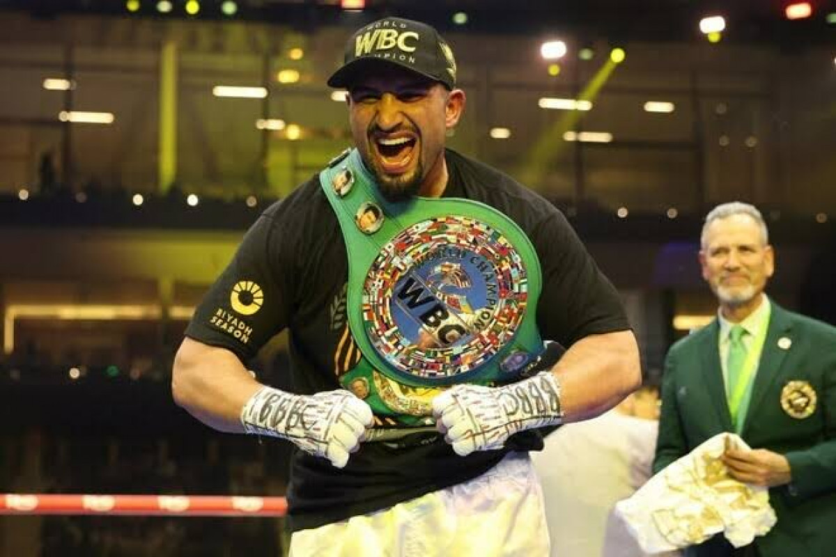 Фрэнк Уоррен заявил, что Александру Усику, возможно, придётся освободить чемпионский пояс WBC