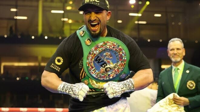 Фрэнк Уоррен заявил, что Александру Усику, возможно, придётся освободить чемпионский пояс WBC